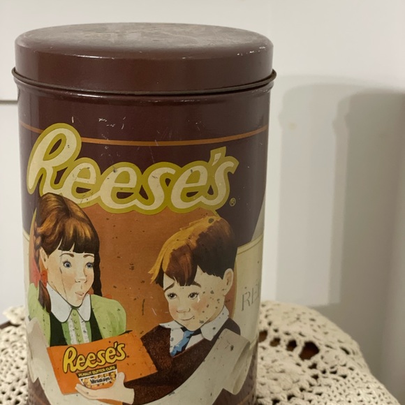 Vintage Reese’s Tin. Condition issues-preloved - Picture 8 of 10